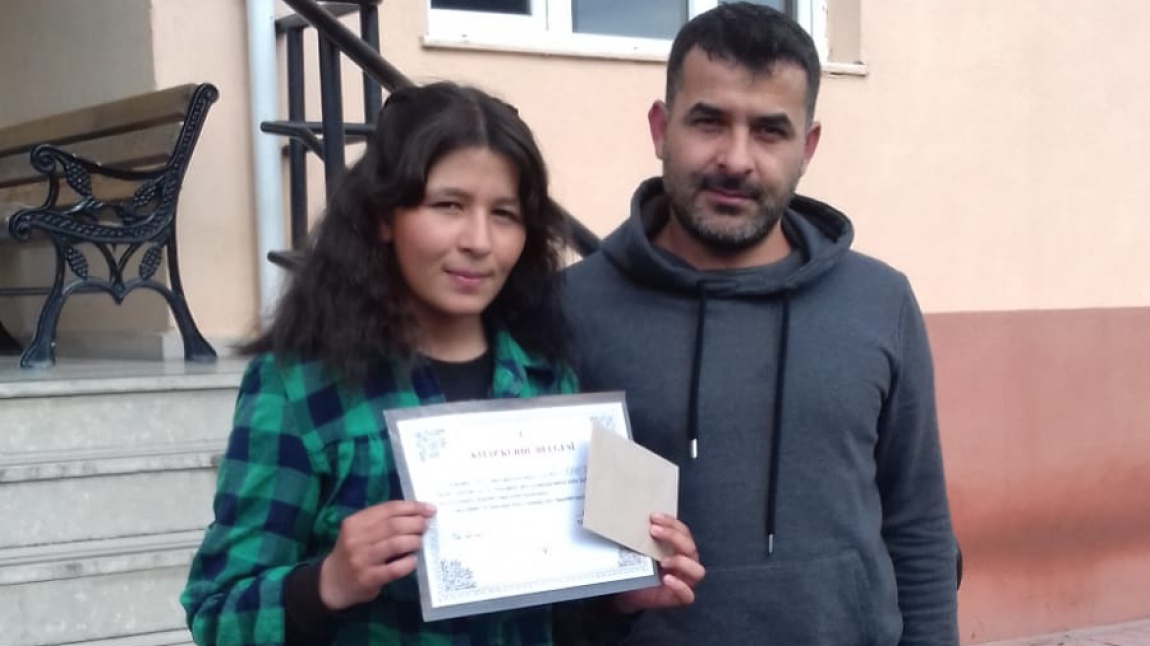 Kitap Kurdu Öğrencimize Ödüle ve Belgesi Verildi